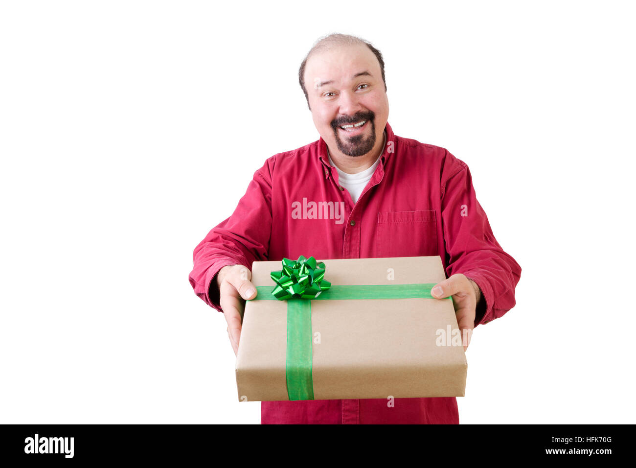 Erste Person Vorderansicht, gegenüber einzelnen lächelnd bärtigen reifen Mann ein Geschenk verpackt in Goldpapier und Grünband Stockfoto