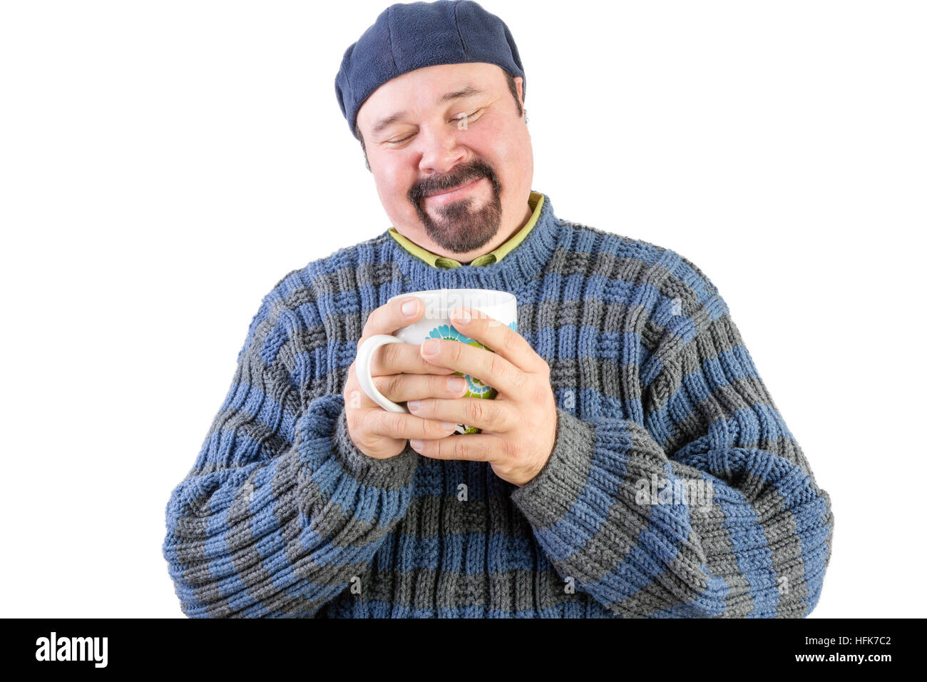 Halben Körper Porträt von glücklicher Mann im blauen Pullover mit Heißgetränk auf weiß Stockfoto
