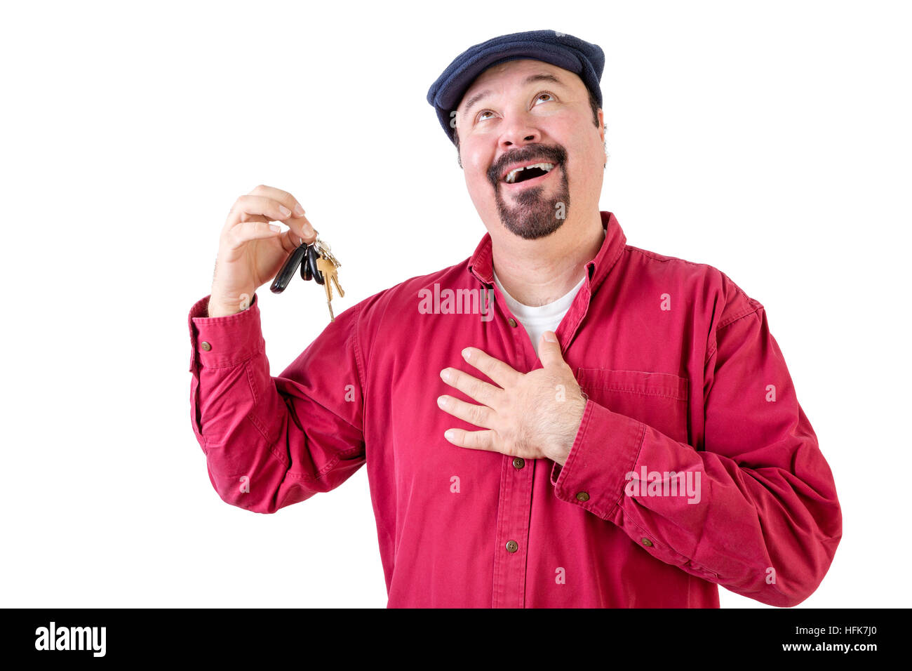 Dankbar Mann seine Segnungen nach Kauf eines neuen Autos und bringt es nach Hause, hält seine Hand auf sein Herz und das Schlüsselbund in der Luft Stockfoto
