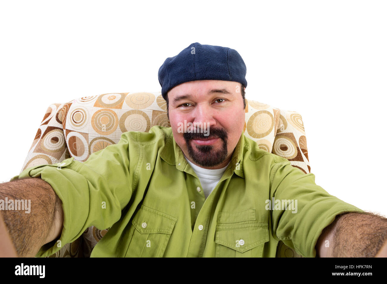 Porträt von übergewichtigen Mann mit Spitzbart und Barett im Sessel nehmen Selfie, weißer Hintergrund Stockfoto