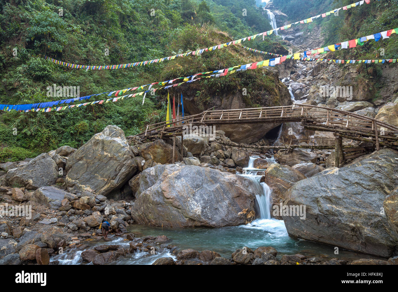 Malerischen Wasserfall Naga in der inmitten von Bergen und felsiges Gelände in Nord-Sikkim, Indien, ist eine primäre Touristenattraktion. Stockfoto