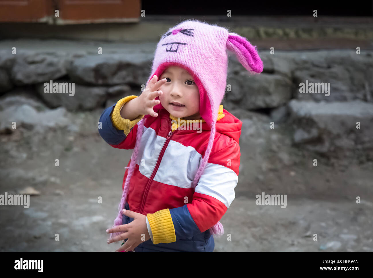 Süße expressives indische Kind im Winter tragen Sie am Lachung, Sikkim, Indien. Stockfoto