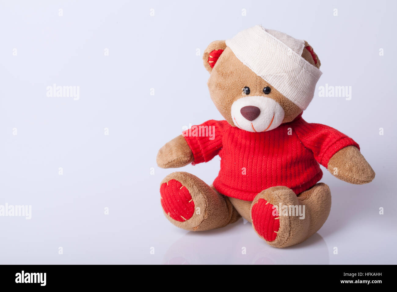 Bär Spielzeug ist krank, selektiven Fokus und kleine Schärfentiefe  Stockfotografie - Alamy