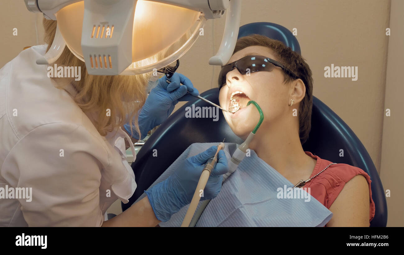 Frau an der medizinischen Klinik Zahnarztpraxis Stockfoto
