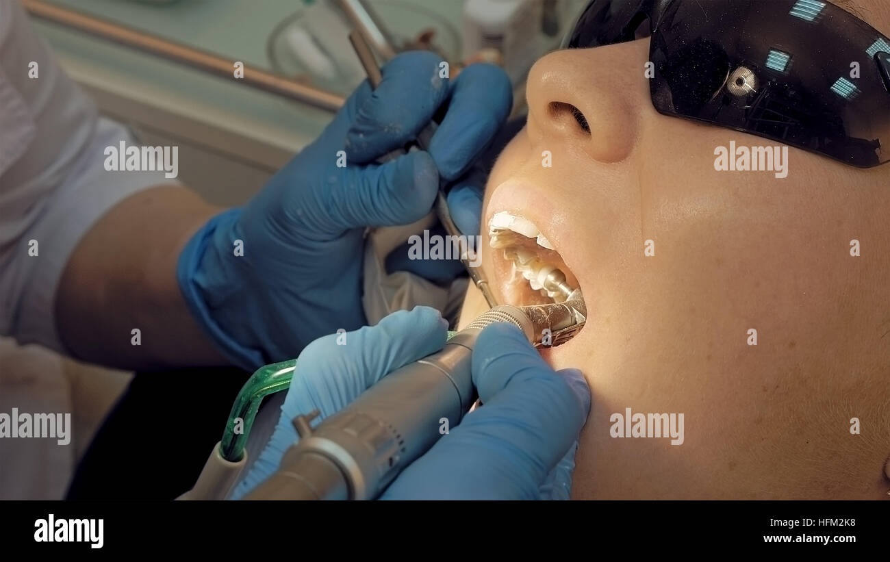 Frau an der medizinischen Klinik der Zahnarzt für die Behandlung Stockfoto