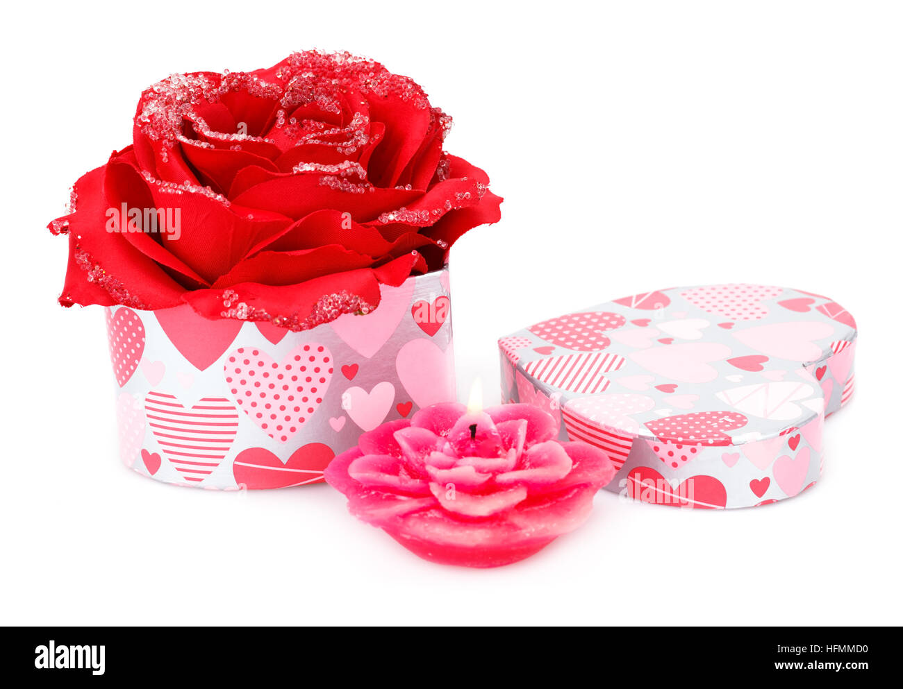 Rote Rose, Kerze und Geschenk-Box auf weißem Hintergrund. Stockfoto