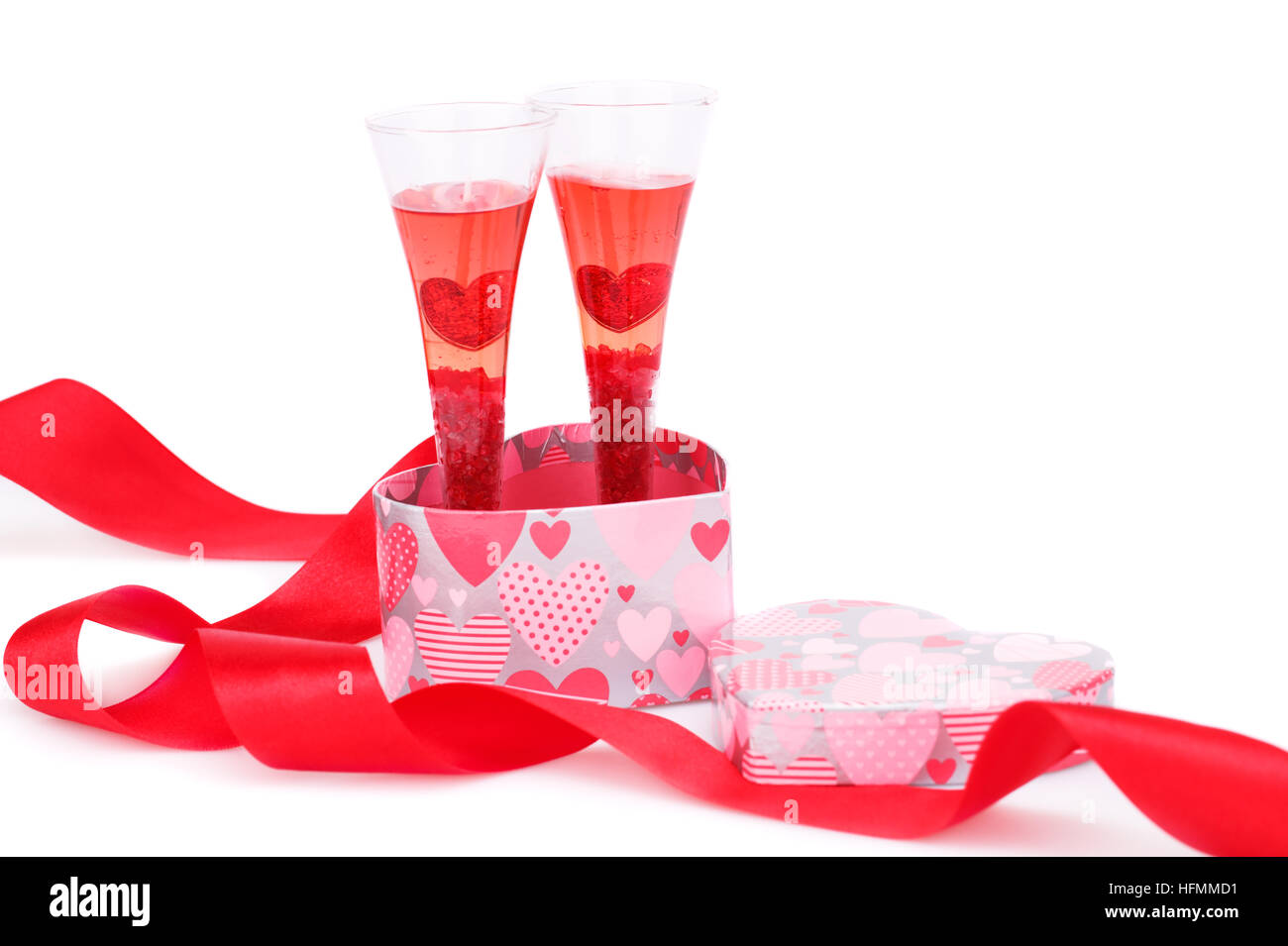 Zwei Gläser mit rote Kerze, Geschenkbox und Red Ribbon isoliert auf weißem Hintergrund. Stockfoto