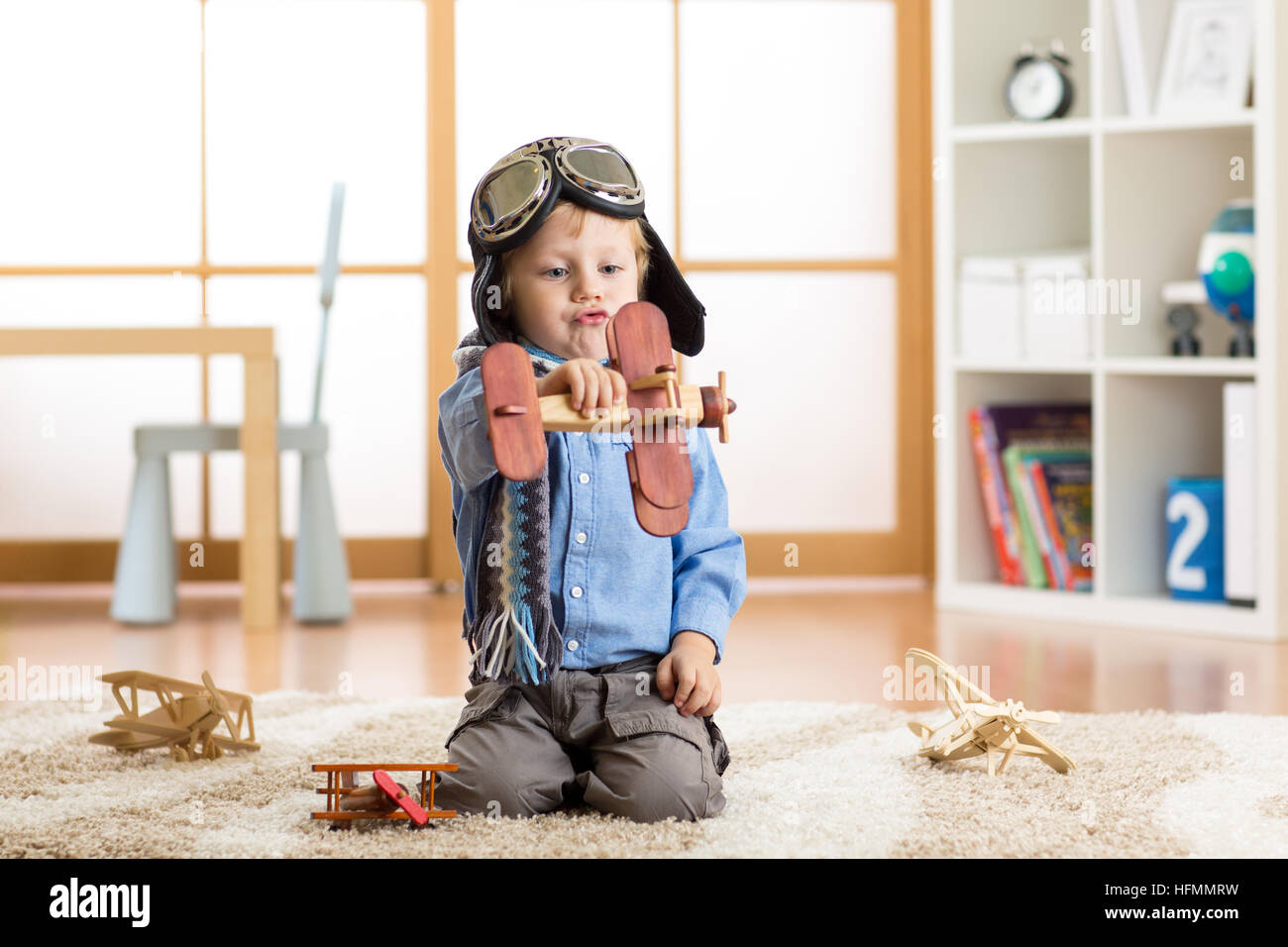 Kind junge vorgibt, pilot zu werden. Kind spielt mit Spielzeug Flugzeuge zu Hause. Reisen und träumen-Konzept Stockfoto