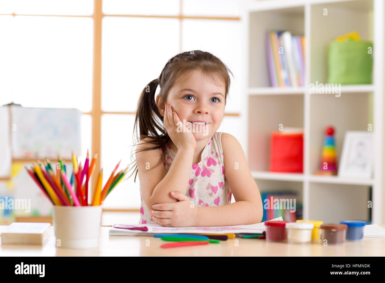 verträumte Kind Mädchen mit Bleistiften in Kindergarten Stockfoto