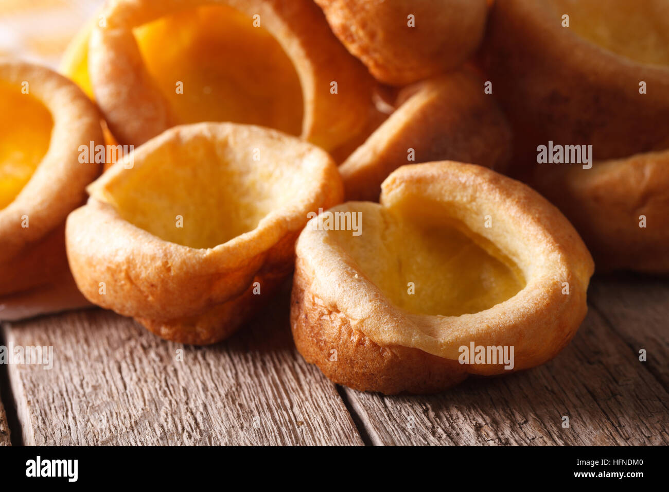 frische hausgemachte Yorkshire Pudding Makro auf dem Tisch. horizontale Stockfoto