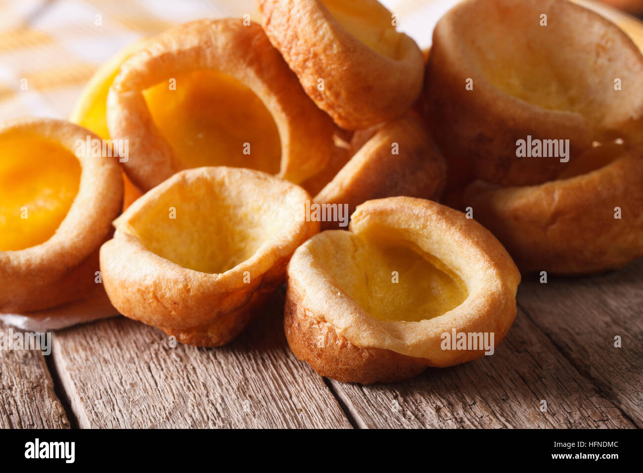 frische hausgemachte Yorkshire Pudding hautnah auf dem Tisch. horizontale Stockfoto