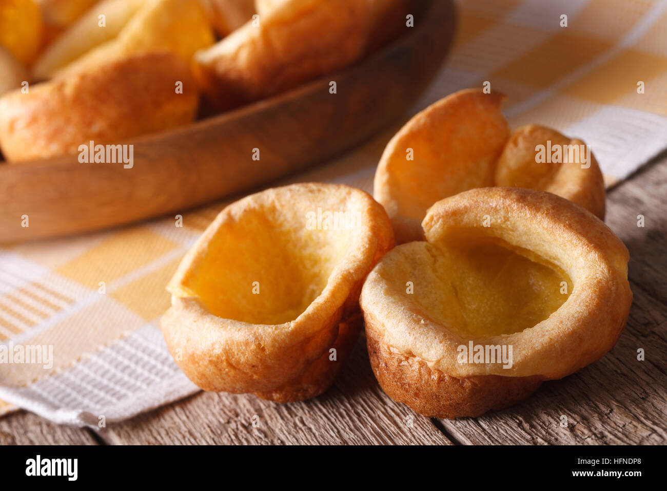 Englische Küche: hausgemachte Yorkshire Pudding hautnah auf dem Tisch. horizontale Stockfoto
