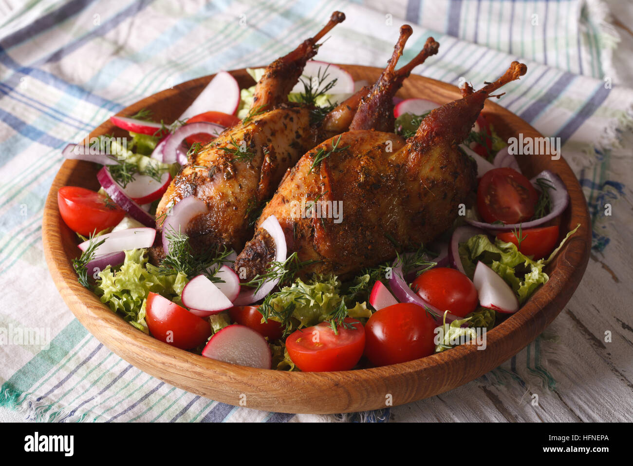 lecker gebratene Wachtel und Frischgemüse Nahaufnahme auf einer Platte. horizontale Stockfoto