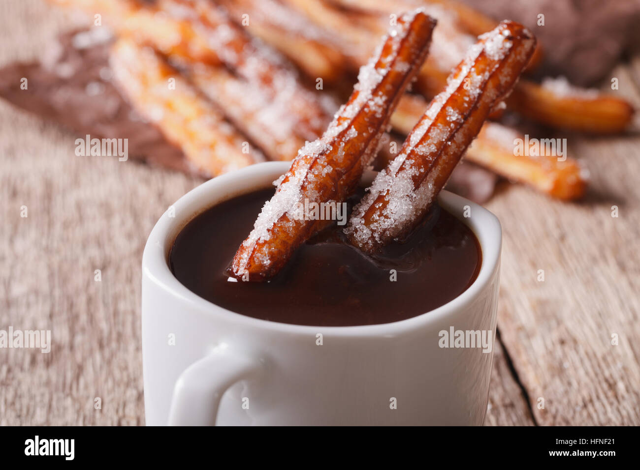 Leckere Kekse Churros und heiße Schokolade Nahaufnahme. horizontale Stockfoto