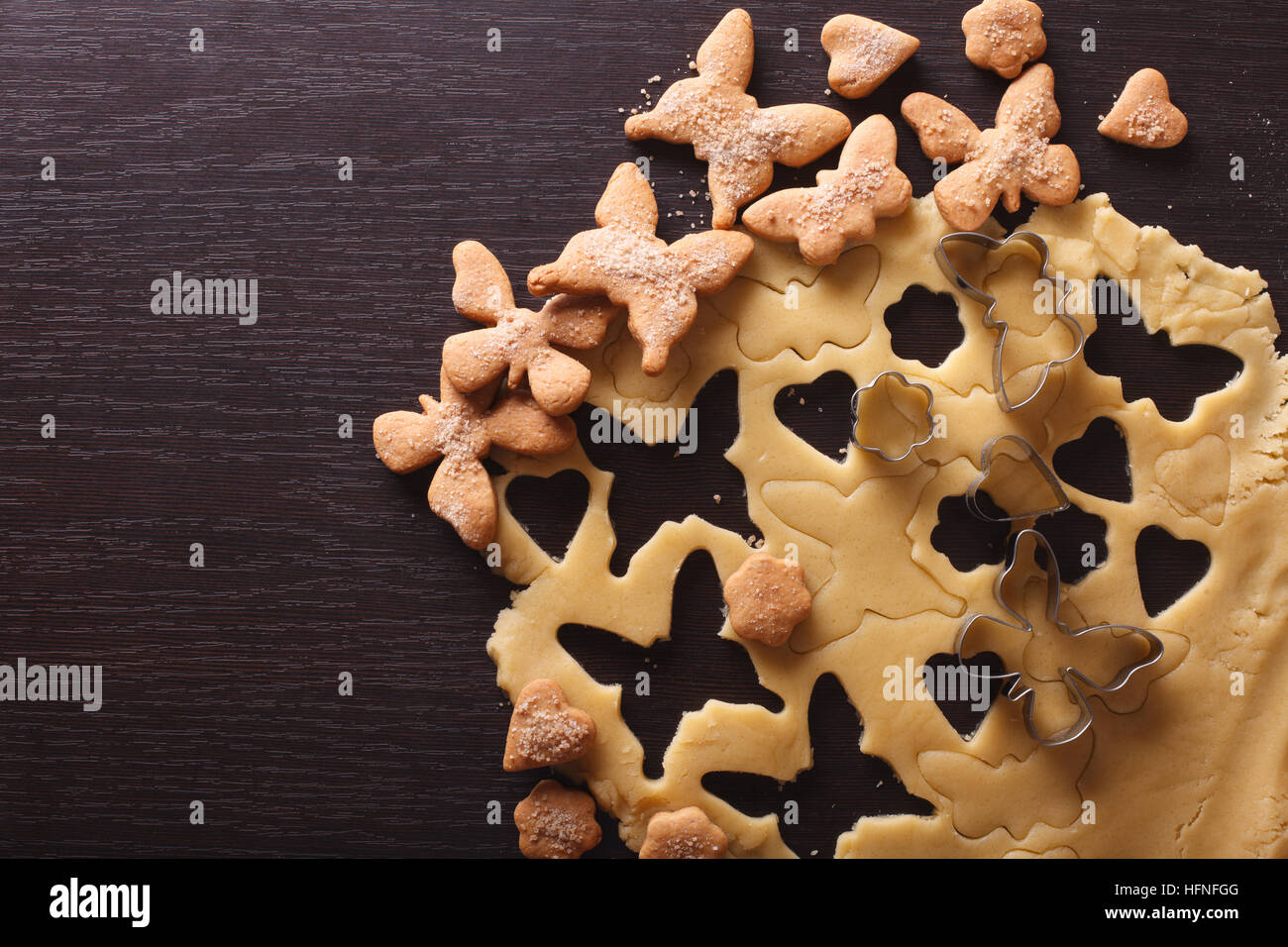 Cooking Cookies Abbildung in Form von Schmetterlingen Nahaufnahme auf dem Tisch. horizontale Ansicht von oben Stockfoto