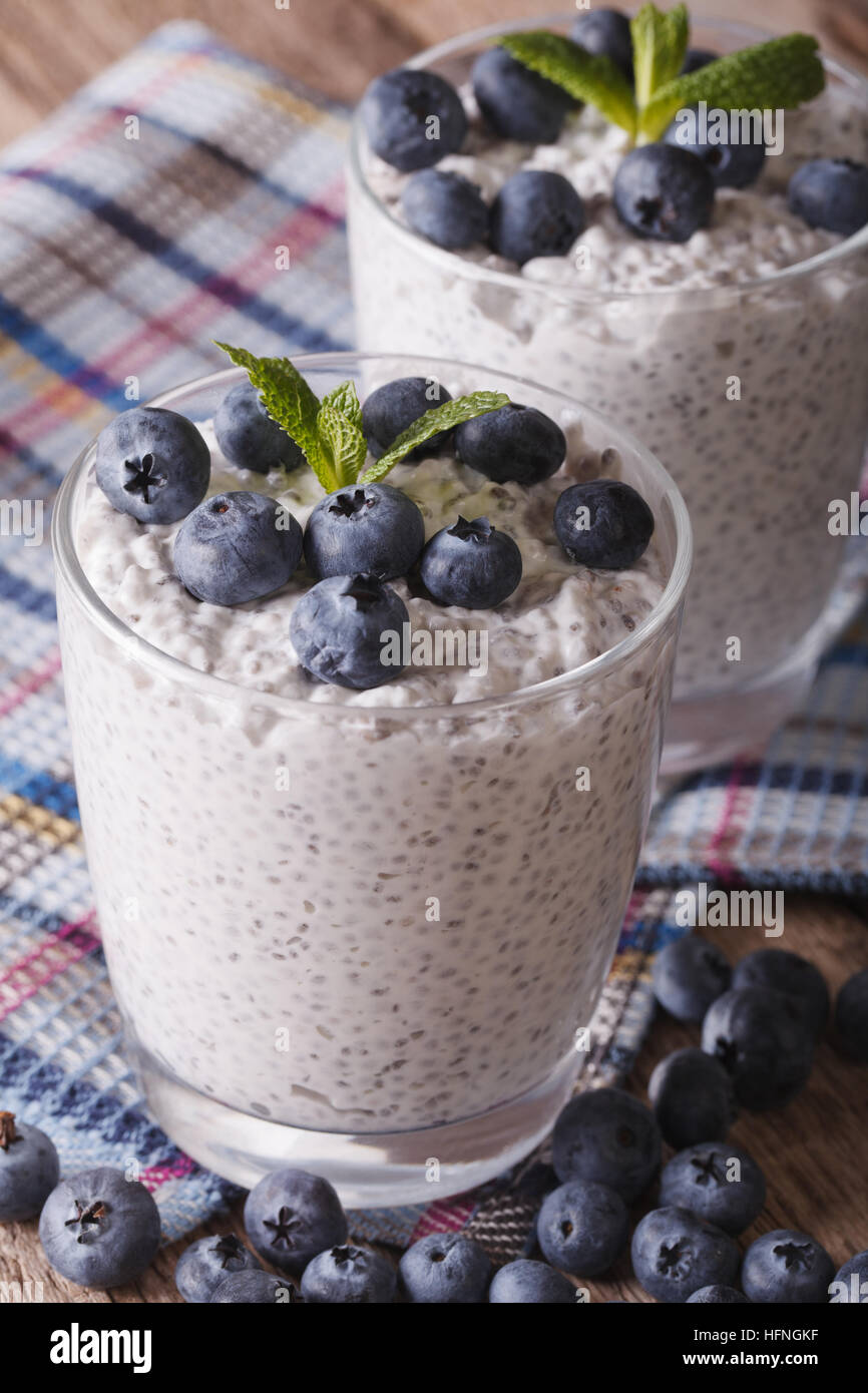 Gesundes Frühstück: Chia Samen-Pudding und Heidelbeer-Nahaufnahme auf dem Tisch. vertikale Stockfoto