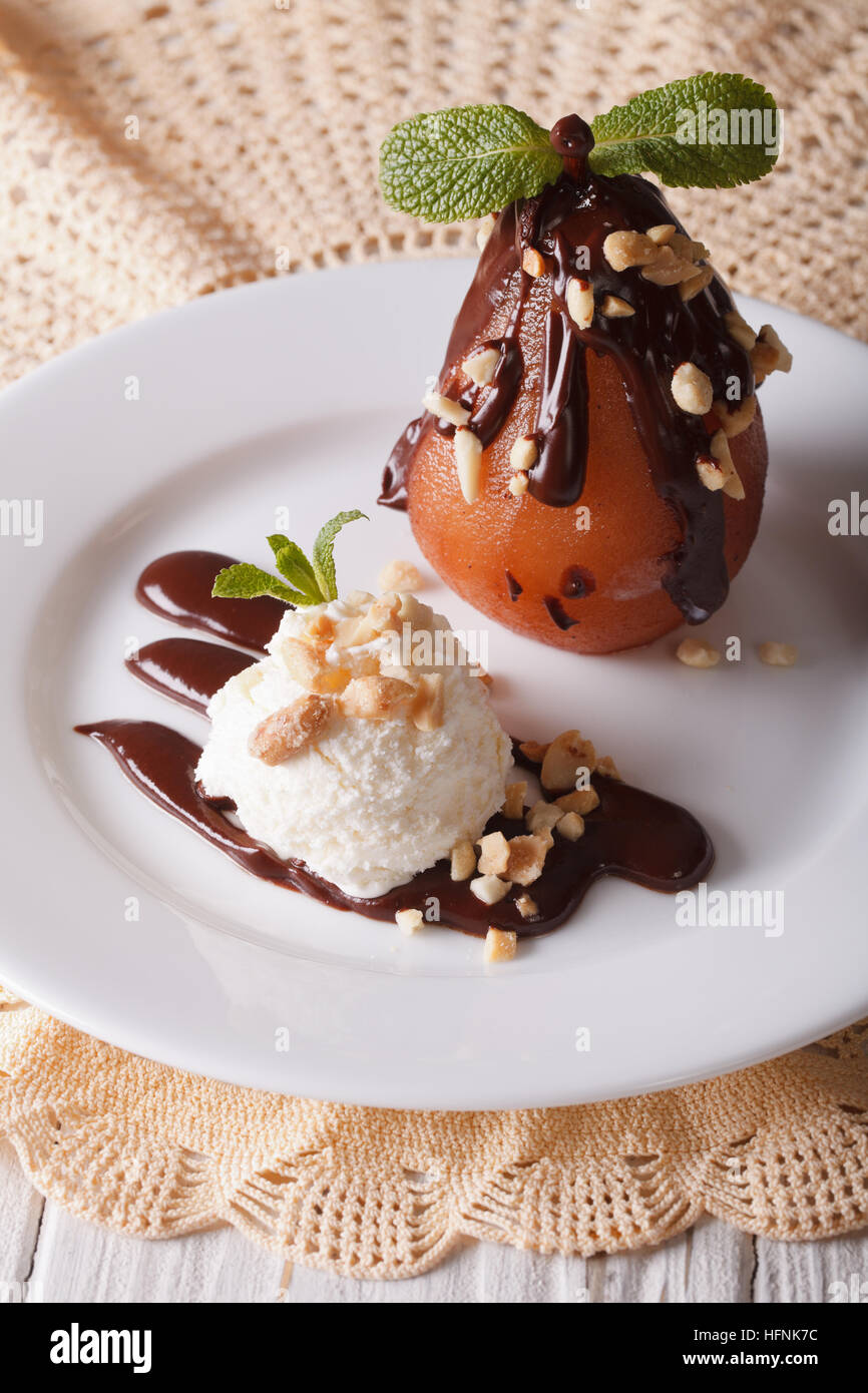 Eis mit Erdnüssen und Birne Schokolade auf eine Platte gegossen. vertikale Stockfoto