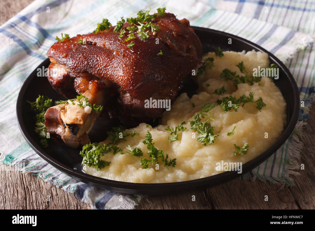 Europäische Küche: Schaft und gestampften Kartoffeln auf einer Platte Nahaufnahme auf dem Tisch. horizontale Stockfoto