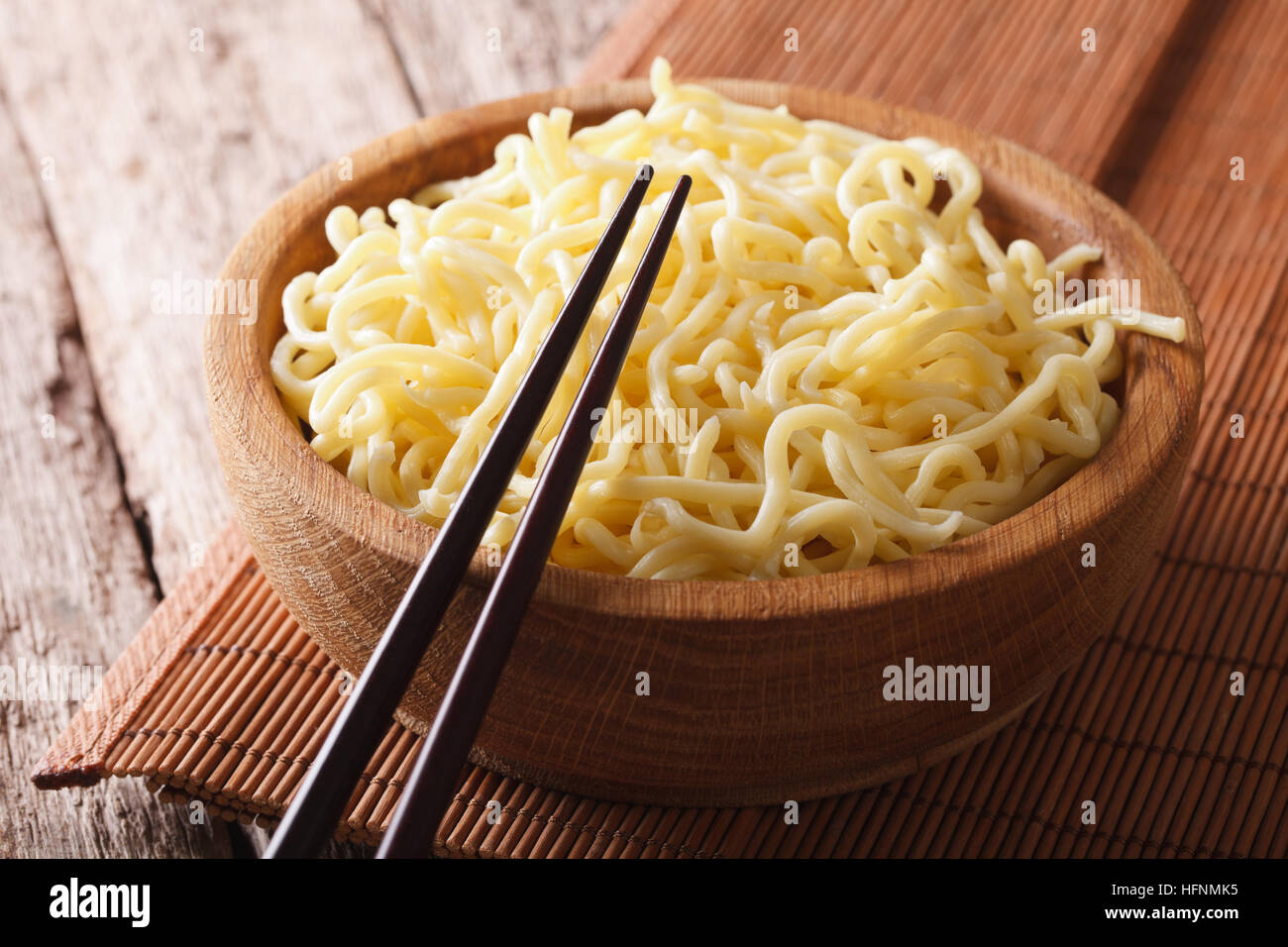 Asiatische Fastfood: Ramen in einer Holzschale auf der Tabelle Nahaufnahme. horizontale Stockfoto