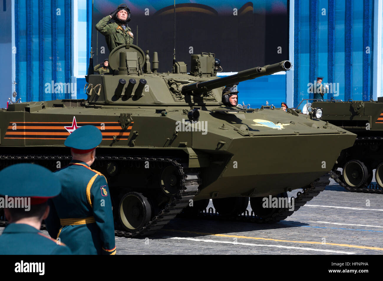 Russischer BMP-3 Infanterie Kampffahrzeuge Rollen auf dem Roten Platz während der Militärparade in der Generalprobe Tag des Sieges in Moskau Stockfoto