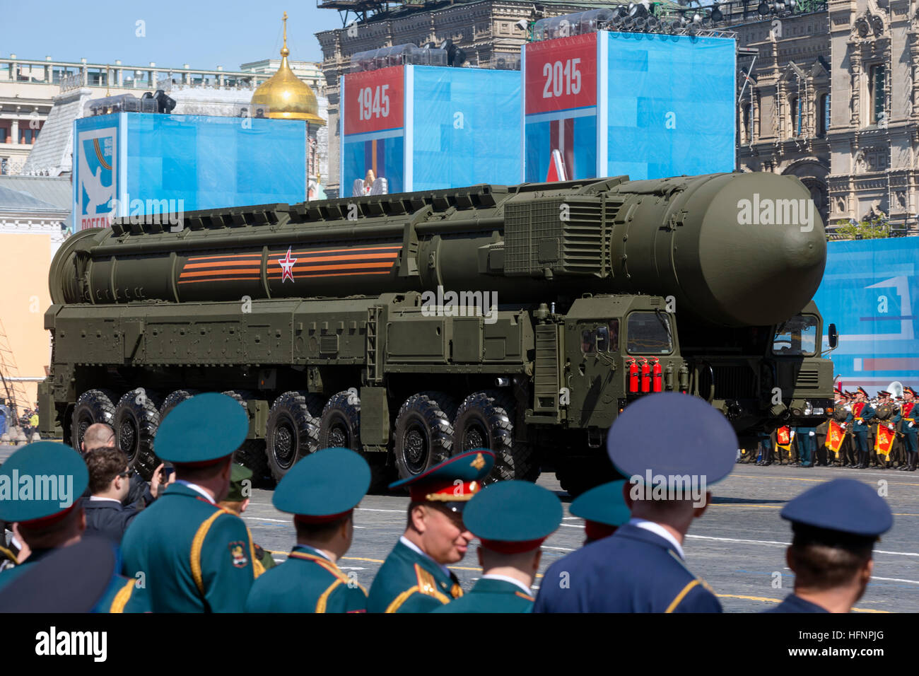 Eine Spalte mit Russlands Topol Interkontinentalrakete Trägerraketen rollt auf dem Roten Platz während der Tag des Sieges-Generalprobe Stockfoto