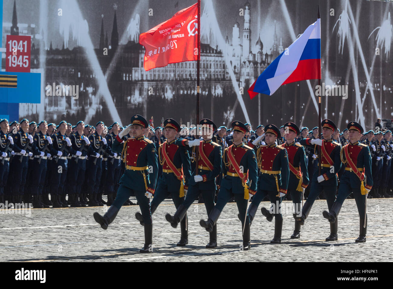 Russische Ehrengarde Soldaten marschieren durch Roten Platz während der Tag des Sieges Militärparade auf dem Roten Platz in Moskau am 7. Mai 2015 Stockfoto