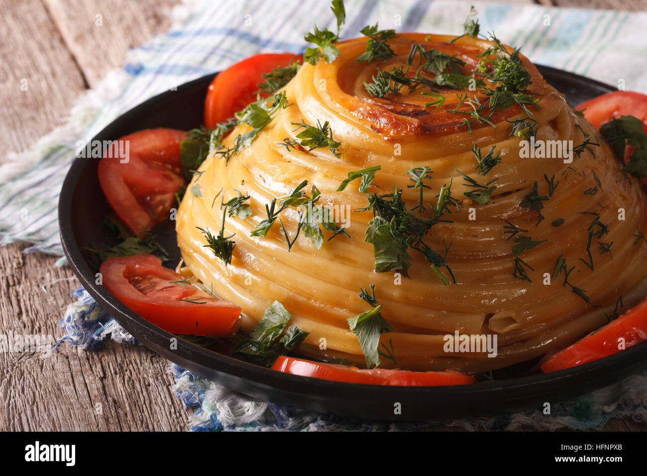 Französisches Essen: Timbale Nudeln mit Käse-close-up auf einem Teller. horizontale Stockfoto