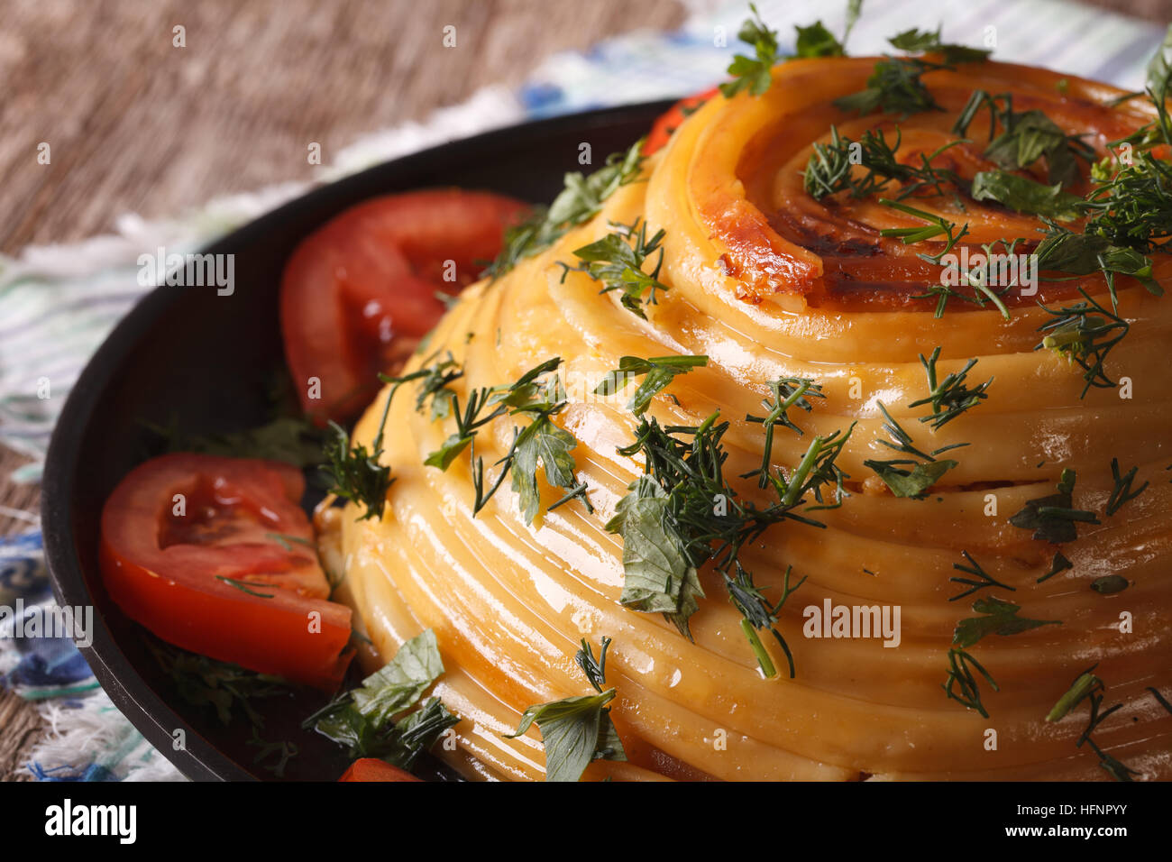Französische Küche: Timbale Nudeln mit Käse-close-up auf einem Teller. horizontale Stockfoto