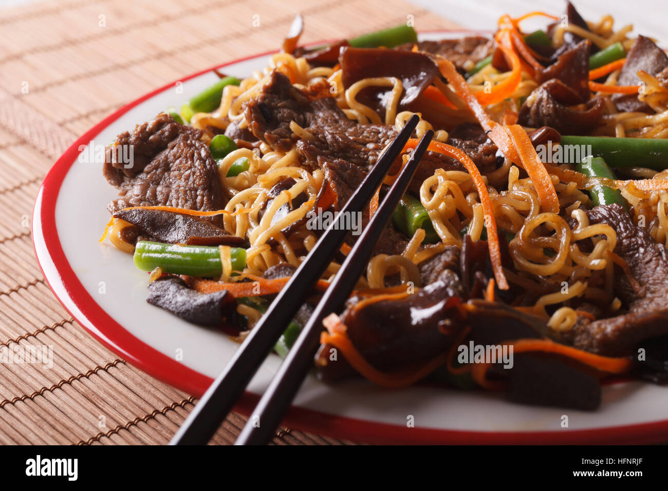 Lo Nudeln Mein Chinesisch mit Rindfleisch und Mauser Nahaufnahme auf einer Platte. horizontale Stockfoto