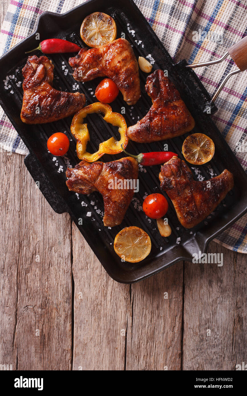 BBQ Chicken wings mit Gemüse in einer Pfanne Grill auf den Tisch. vertikale Ansicht von oben Stockfoto