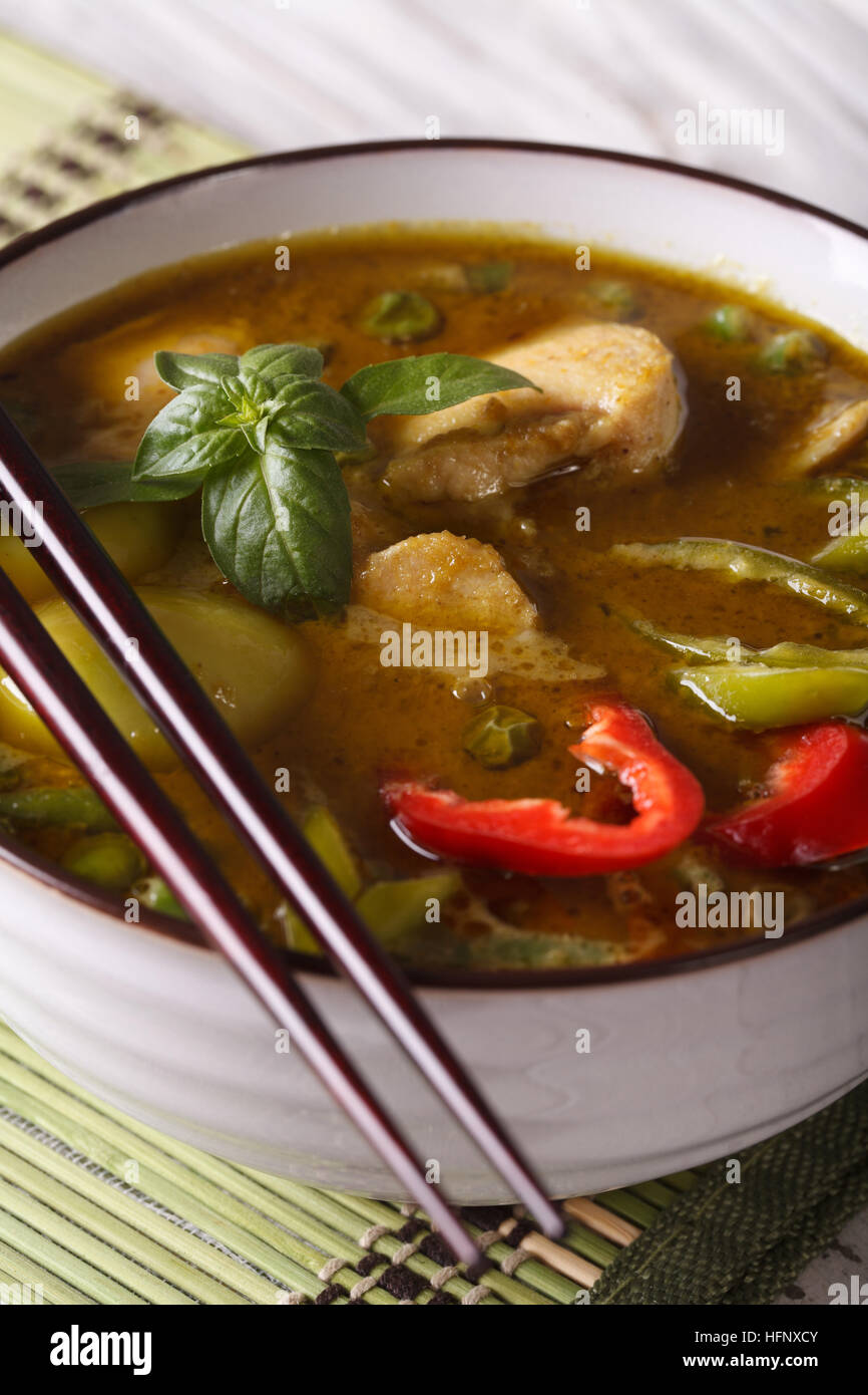 Suppe grünes Curry Huhn close-up auf den Tisch und Stäbchen. vertikale Stockfoto