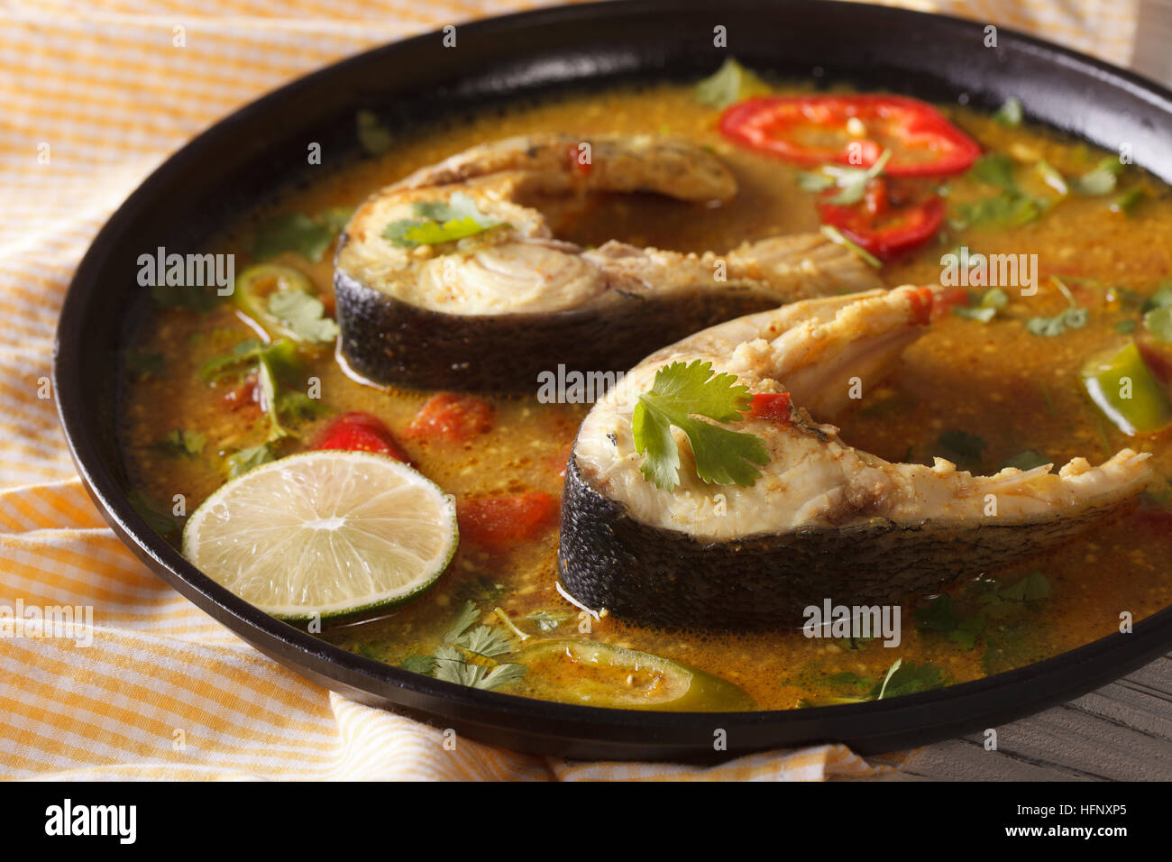 Lecker würzig Fisch curry mit Gemüse Nahaufnahme auf einer Platte. Horizontale Stockfoto