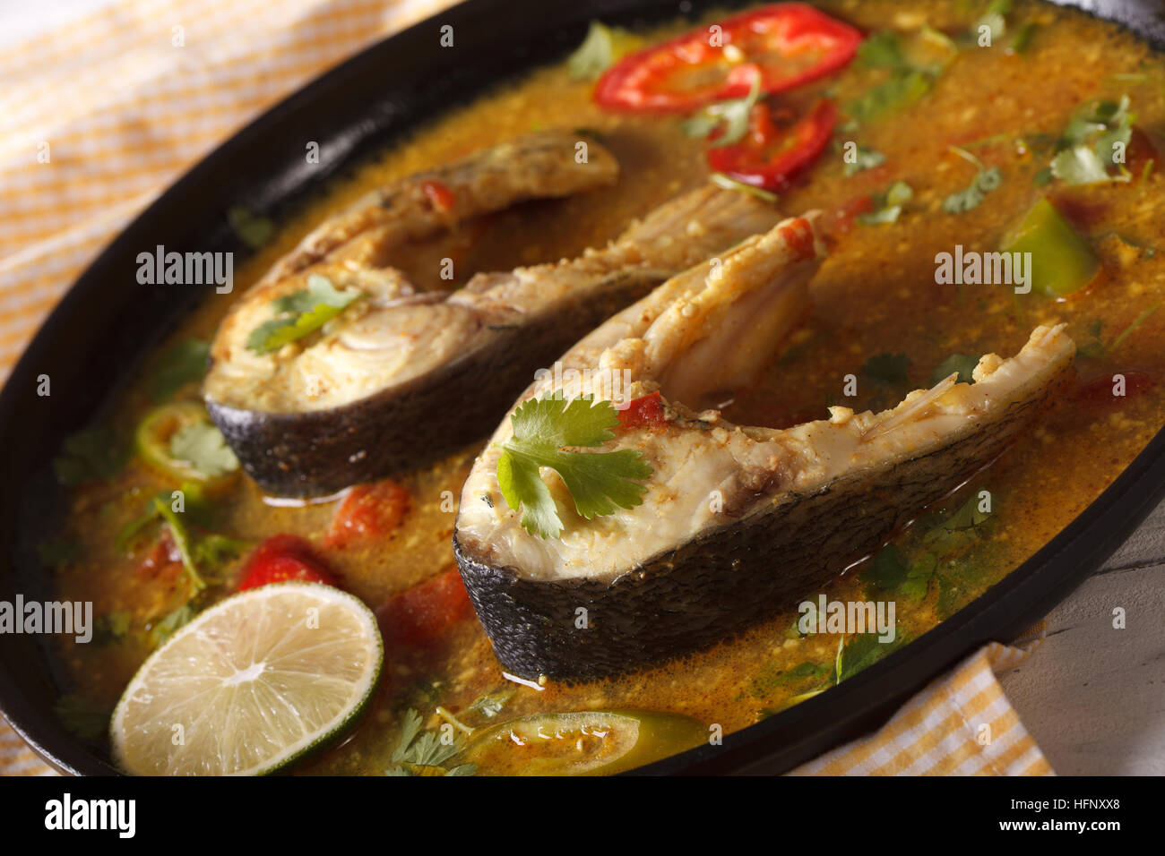 Würziger Fisch curry mit Gemüse Nahaufnahme auf einer Platte. horizontale Stockfoto