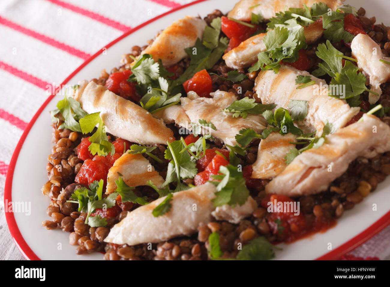 Linsensalat mit gegrilltem Hähnchen und Kräuter hautnah auf einem Teller. horizontale Stockfoto