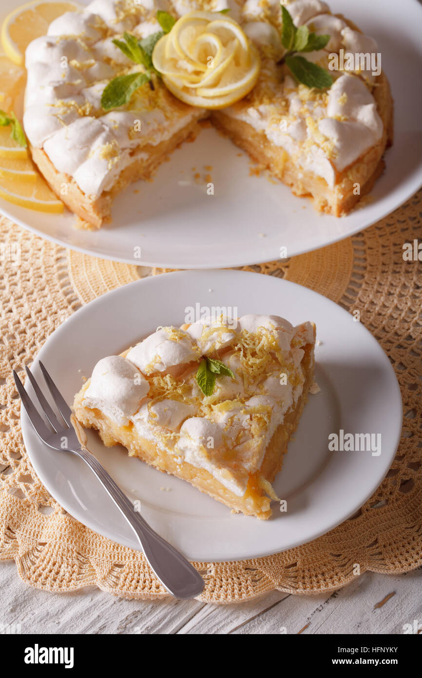 Köstliche geschnittene amerikanische Zitrone Baiser Kuchen hautnah auf dem Tisch. vertikale Stockfoto