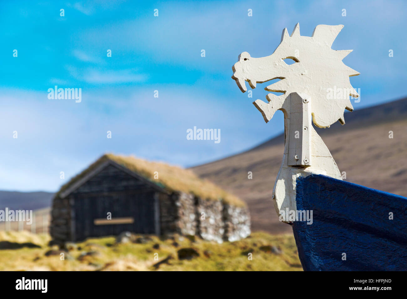 Wikingerschiff Kopf mit Gras überdachte Bootshaus, Leitisvatn Sørvágsvatn, Vagar, Färöer, Dänemark im April - Färöer Leitisvatn Sorvagsvatn Stockfoto