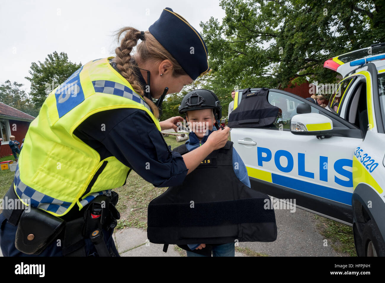 Kleiner Junge bekommt, Polizeiausrüstung zu versuchen. Stockfoto