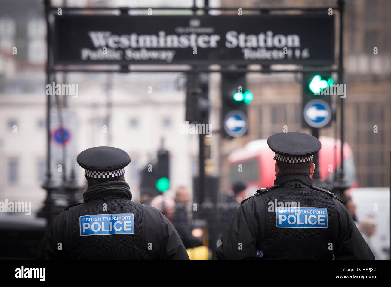 Polizisten gehen Sie in der Nähe von Westminster Station im Zentrum von London vor den Feiern des neuen Jahres Tausende Polizisten bieten einen schützenden Ring um die Stadt Versatzstück Feuerwerk, während Taktiken angepasst wurden nach der diesjährigen terroristischen Gräueltaten in Europa. Stockfoto