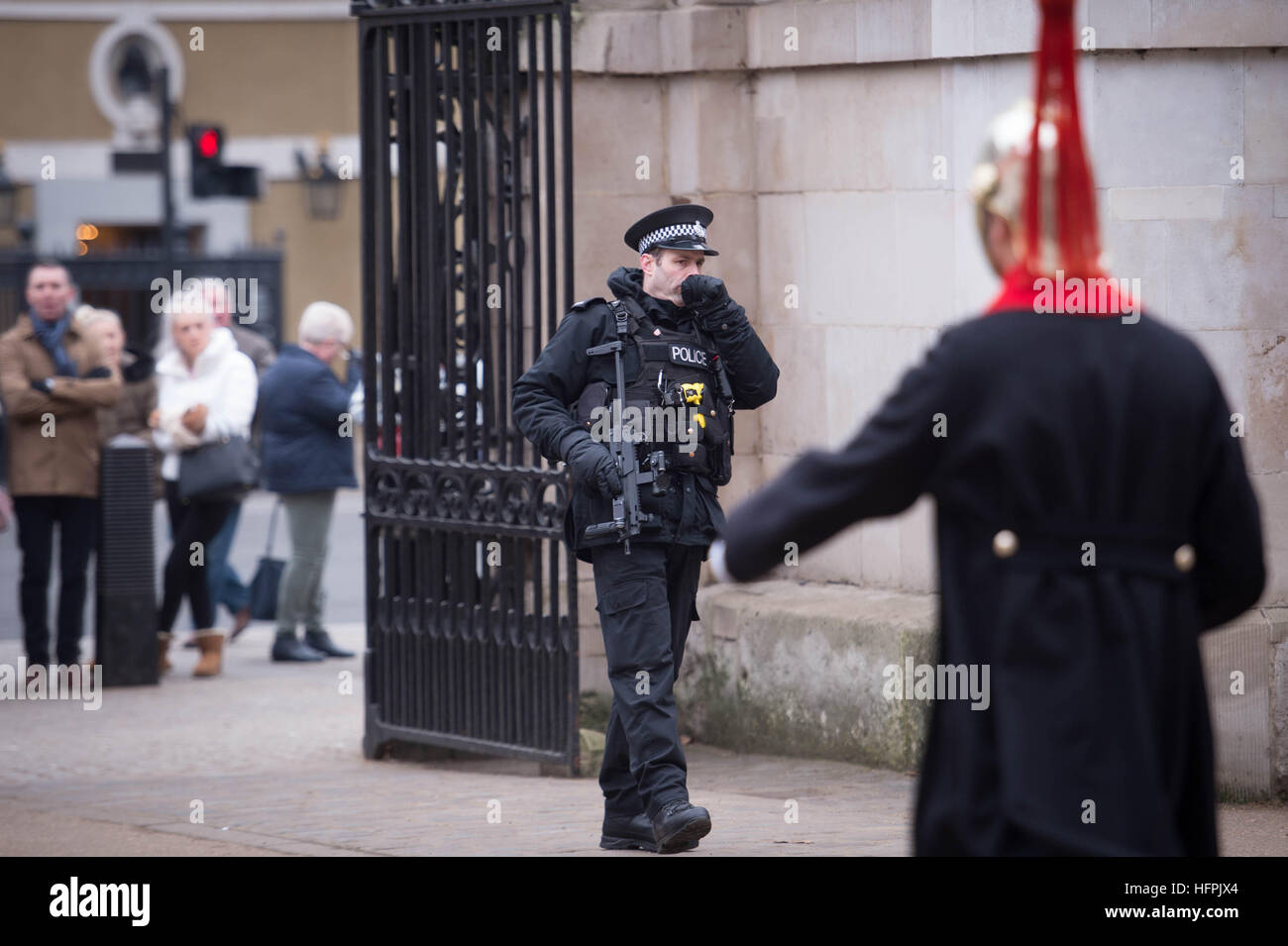 Eine bewaffnete Polizisten herein Horse Guards Parade im Zentrum von London vor den Feiern des neuen Jahres, da Tausende Polizisten einen schützenden Ring um die Stadt Versatzstück Feuerwerk, bieten werden, während Taktiken angepasst wurden nach der diesjährigen terroristischen Gräueltaten in Europa. Stockfoto