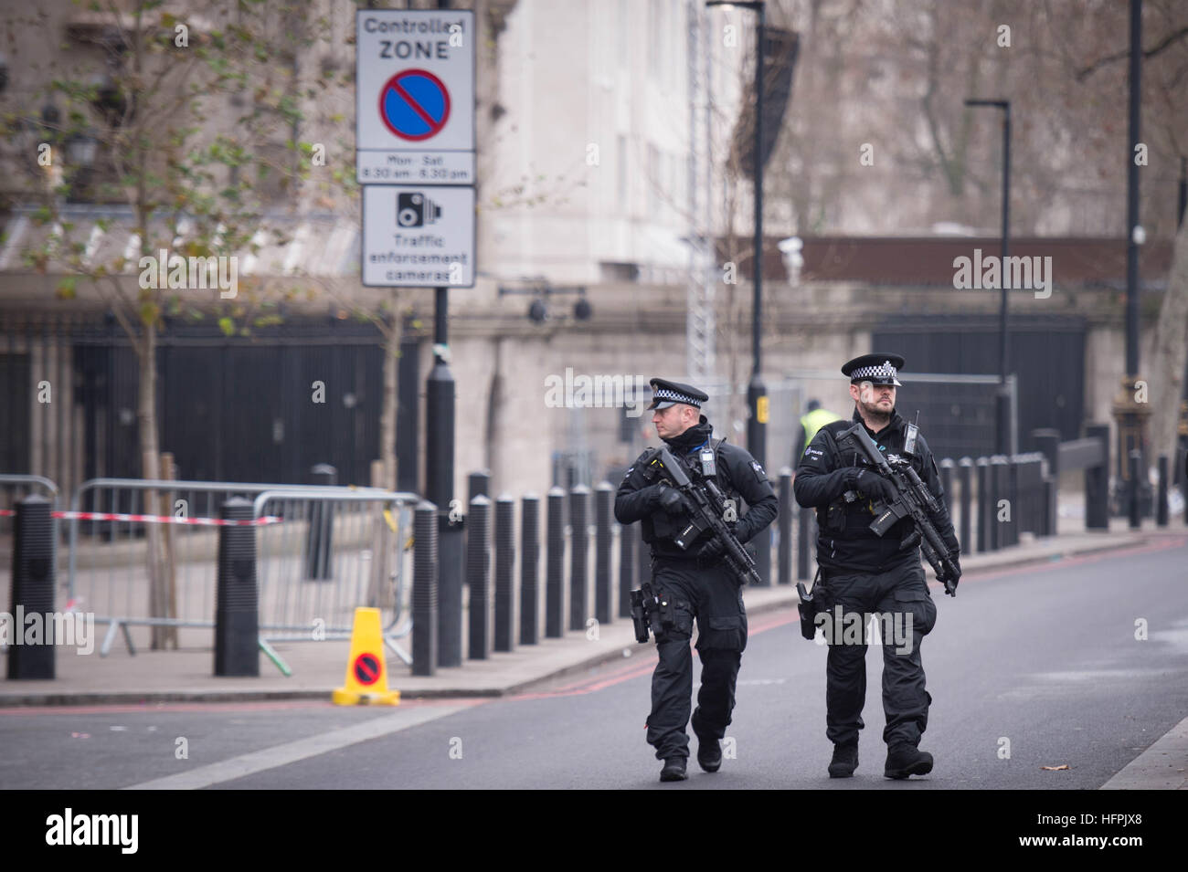 Bewaffnete Polizisten Fuß im Zentrum von London vor der Feiern des neuen Jahres, wie Tausende Polizisten einen schützenden Ring um die Stadt Versatzstück Feuerwerk, bieten während Taktiken angepasst wurden nach der diesjährigen terroristischen Gräueltaten in Europa. Stockfoto