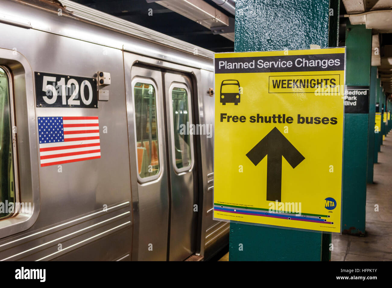 New York City, NY NYC Bronx, U-Bahn, MTA, Bedford Park, Lehman College, Bahnhof, Bahnsteig, Zug, Schild, Informationen, kostenloser Shuttle, geplanter Service-Wechsel, NY160721 Stockfoto