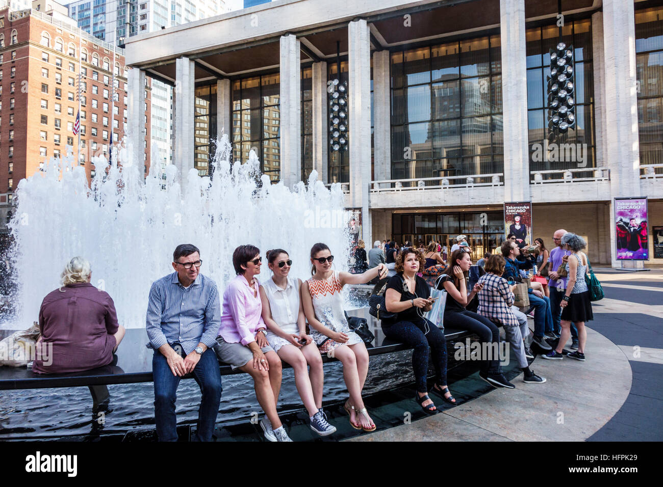 New York City, NY NYC Manhattan, Lincoln Square, Lincoln Center Plaza, PAC, Brunnen, Erwachsene, Männer, Männer, Frauen, sitzend, Selfie, Springbrunnen, N Stockfoto
