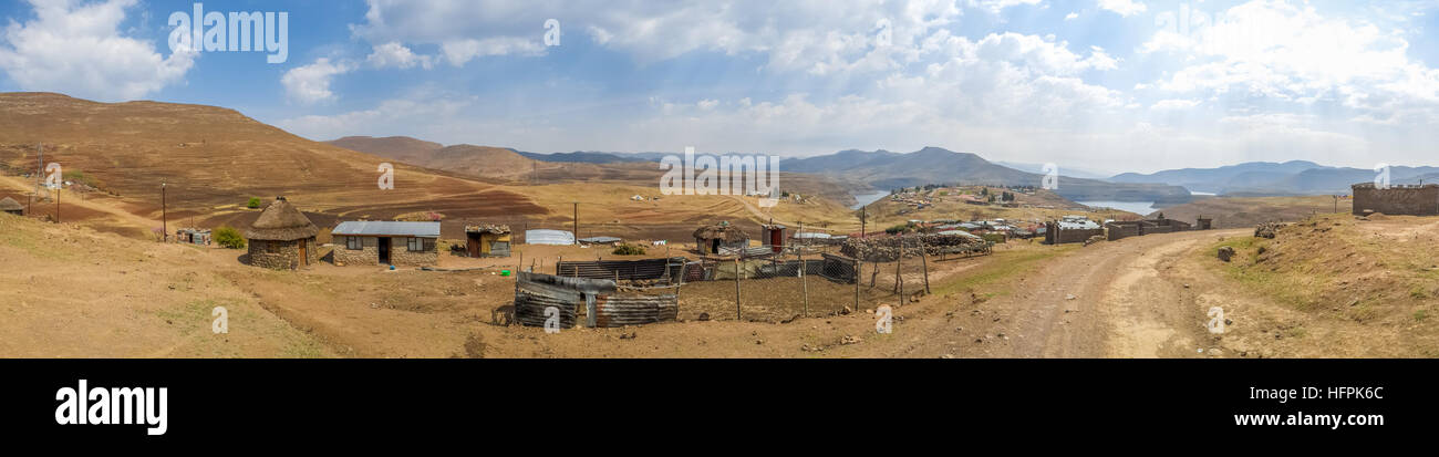 Panorama von einfachen Stein und Wellblechhütten in einem Dorf in der Nähe von Katse Dam in den Berg Königreich Lesotho, Afrika Stockfoto