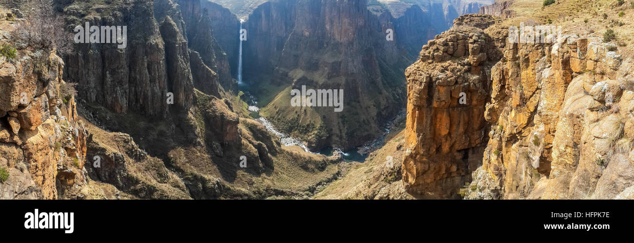 Panorama der Maletsunyane-Wasserfall und großen Canyon im bergigen Hochland in der Nähe von Semonkong, Lesotho, Afrika Stockfoto