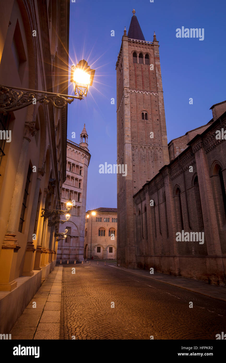 Am frühen Morgendämmerung über den Dom und Baptisterium entlang über Kardinal Ferrari, Parma, Emilia-Romagna, Italien Stockfoto