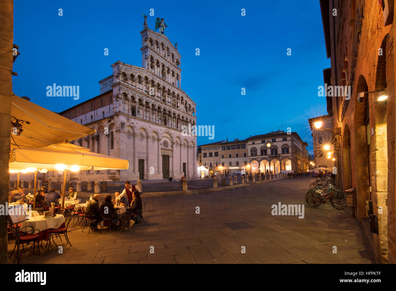 Dämmerung über Chiesa di San Michele und Piazza San Michele, Lucca, Toskana Italien Stockfoto