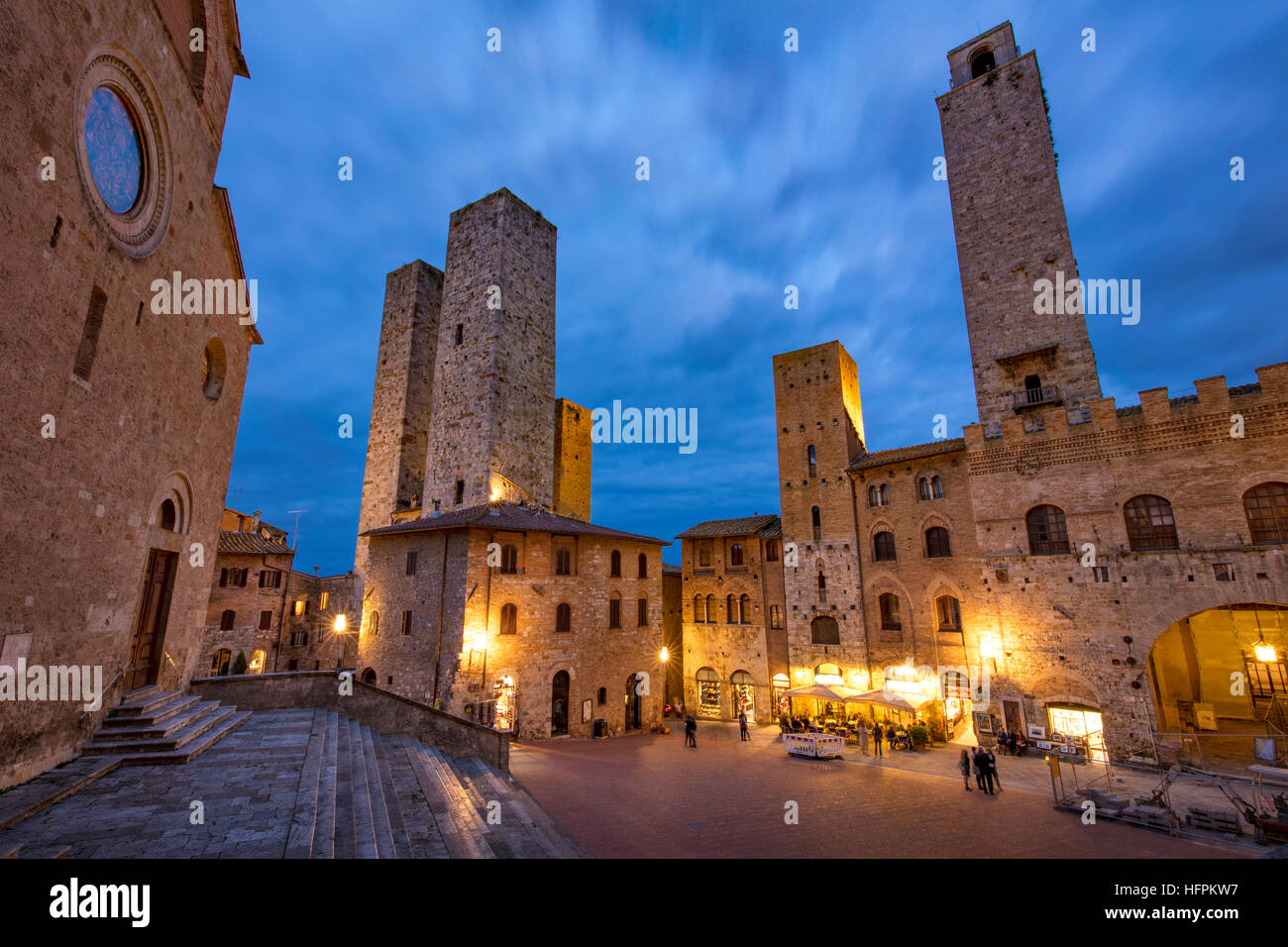 Piazza del Duomo und Türme von San Gimignano an Dämmerung, Toskana, Italien Stockfoto