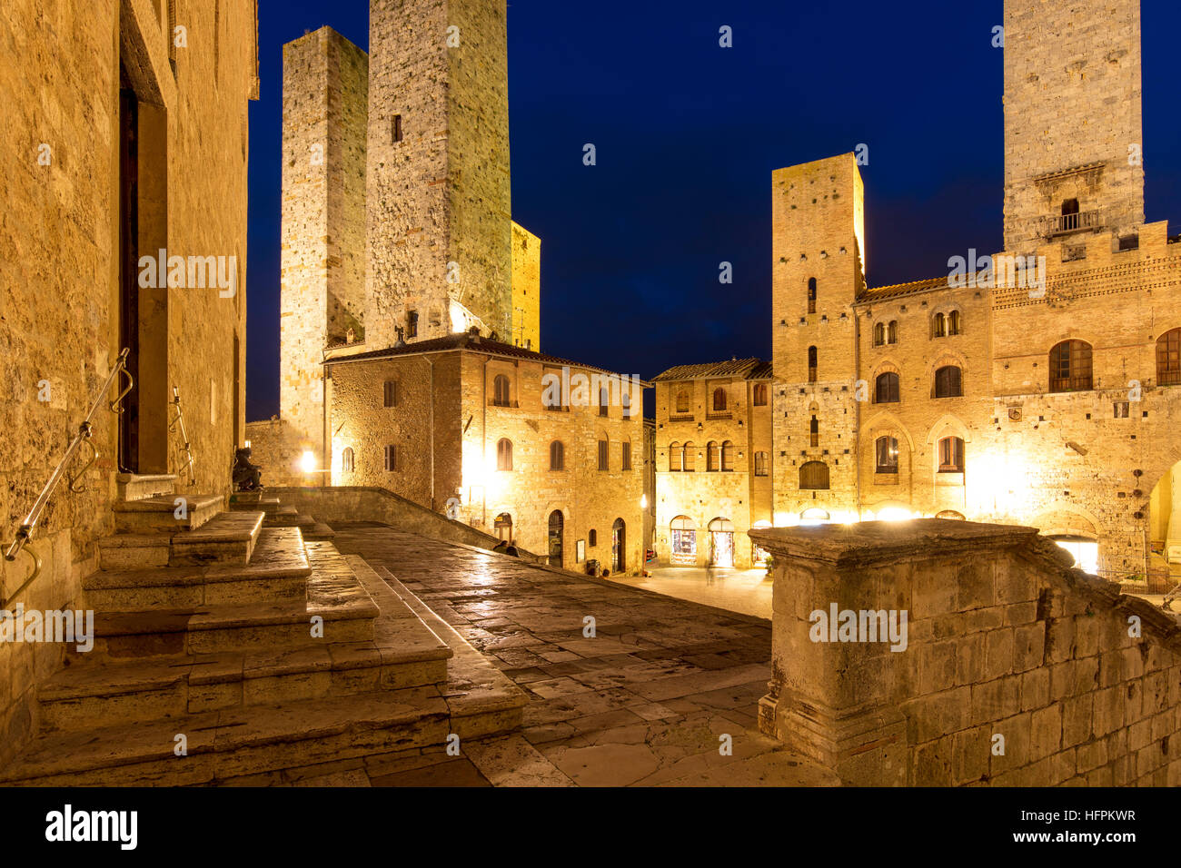 Piazza del Duomo und Türme von San Gimignano an Dämmerung, Toskana, Italien Stockfoto