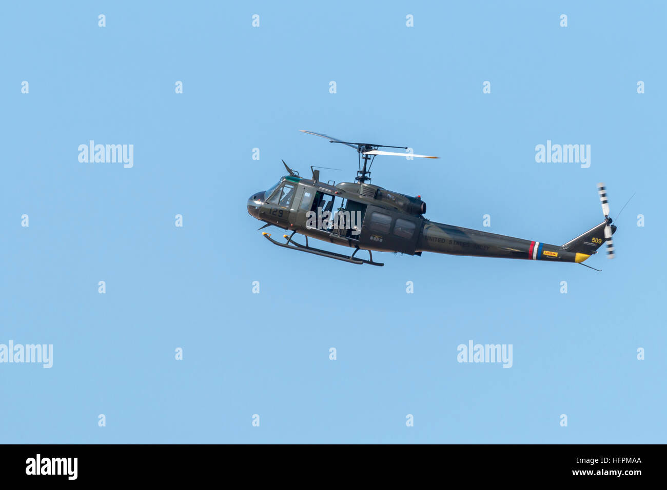Der Bell UH-1 Iroquois Militärhubschrauber, den Spitznamen der Huey anzeigen, um die Massen auf der Southport airshow Stockfoto