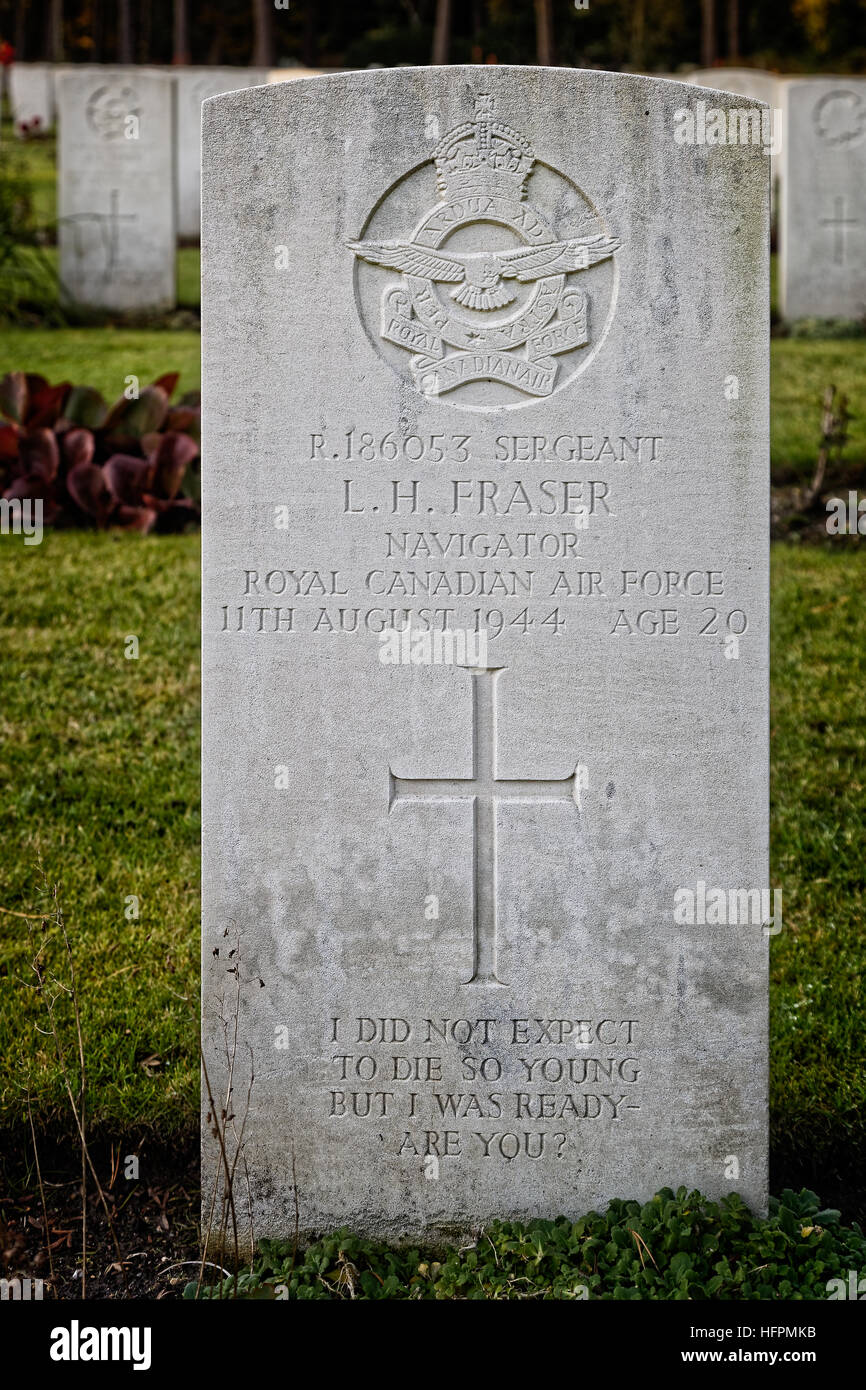 Grabstein von Canadian Air Force Sergeant Fraser besagt: "Ich hatte nicht erwartet, so jung sterben, aber ich war bereit - bist du?": Epitaph Stockfoto